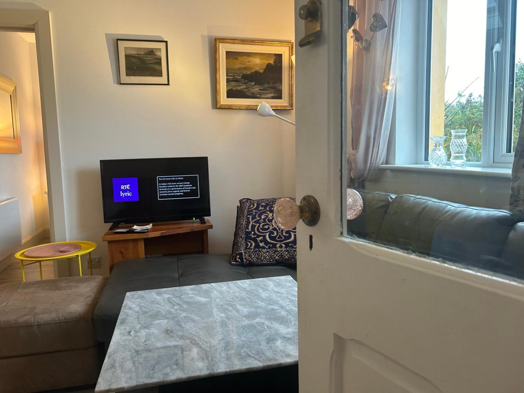 Tig Monbretia Apartment Dingle Bagian luar foto